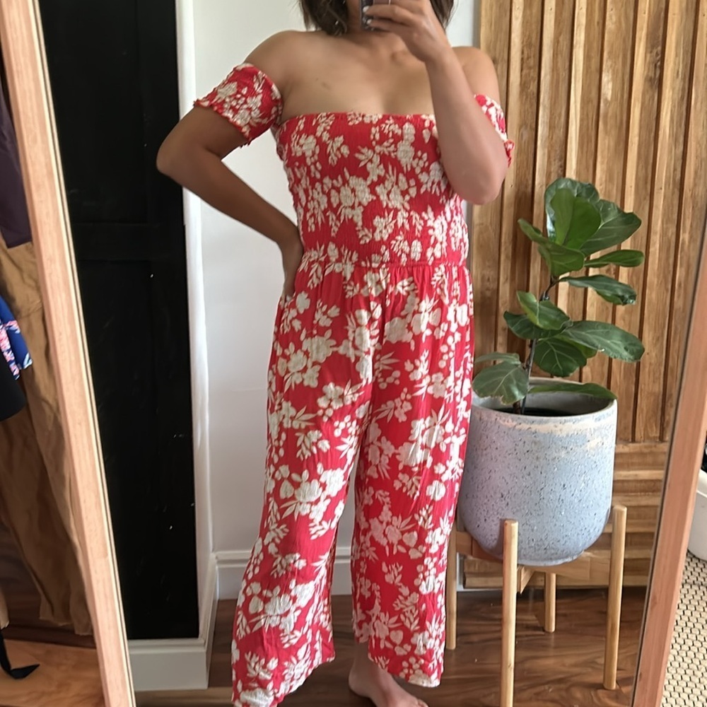 Lulu’s Summer Nights Res Floral Cropped Jumpsuit. Size M